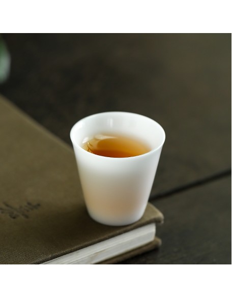 Ice-type jade porcelain tea cup, owner's cup, household ceramic cup, single cup, personal use tea cup.